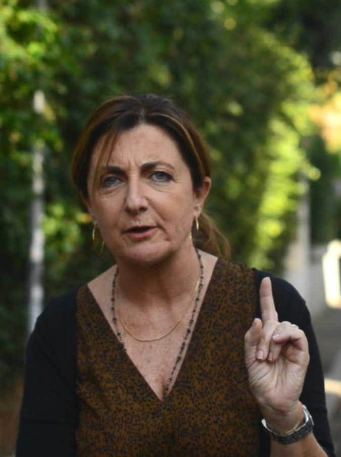 Copertina di Roma, si la voi cantà. Sull’Aventino con Francesca Reggiani: “Una città difficile, ma a sporcare sono i cittadini”