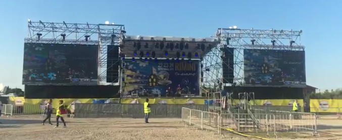 Copertina di Italia 5 Stelle, a Rimini i preparativi per la kermesse grillina. Il palco e lo stand aspettando la gente