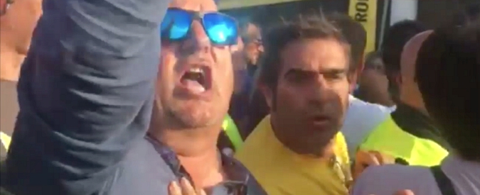 Copertina di Italia 5 stelle, a Rimini va in scena l’arrivo della Raggi. E gli attacchi ai giornalisti: “Merde, venduti”