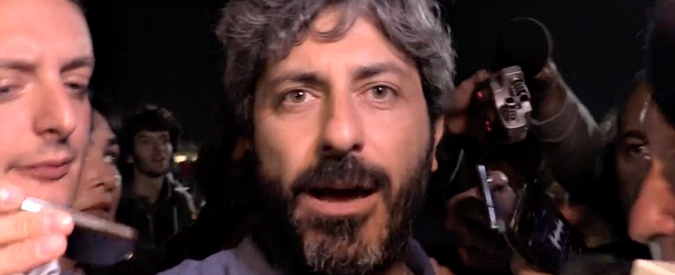 Copertina di Italia 5 Stelle, Roberto Fico: “A volte stare in silenzio è importante. Io giù dal palco? Scelta mia” 