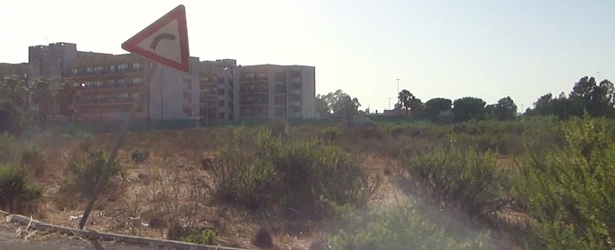 Copertina di Scuola a Roma, 35mila abitanti senza un liceo. E la caserma semivuota? “7 milioni di affitto a una banca, ma non si può”