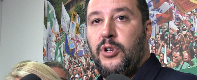 Copertina di Lega, Salvini: “Chiederemo danni a Bossi e Belsito? Valuteranno gli avvocati”. E poi manda un bacio alla telecamera