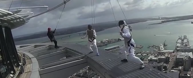 Copertina di Scherma, sfida impossibile a 192 metri di altezza: il match ad alta quota è da brividi