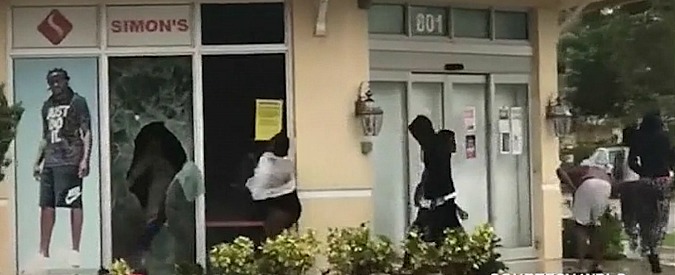 Copertina di Uragano Irma, sciacalli in azione nella città deserta. I ladri ripresi dalle telecamere delle tv