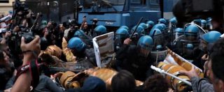 Copertina di G7 a Torino, manifestanti provano a sfondare le barriere alla Reggia di Venaria: le cariche della polizia