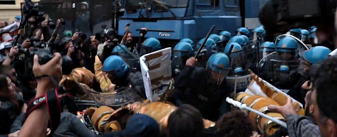 Copertina di G7 a Torino, manifestanti provano a sfondare le barriere alla Reggia di Venaria: le cariche della polizia