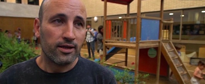 Copertina di Referendum Catalogna, feste a scuola per occupare i seggi: “Insegniamo il valore della democrazia ai nostri figli”