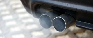 Copertina di Nuova tassa sulle auto inquinanti e incentivi per le elettriche fino a 6 mila euro: cosa cambia con la manovra