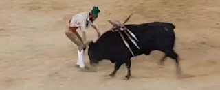 Copertina di Tragedia nell’arena: sfida il toro a mani nude ma viene caricato. Morto il 26enne Fernando Quintela