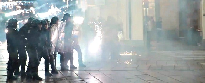 Copertina di G7 a Torino, petardi, bombe carta e fuochi d’artificio contro la polizia: feriti due agenti