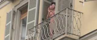 Copertina di G7 di Torino, al corteo degli studenti tra un coro e uno striscione spunta l’uomo nudo sul balcone