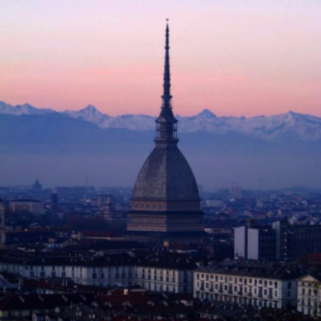 Gara di rutti a Torino? Chiara Appendino ci scherza su: “Ciao Beppe (Sala), può interessarti ospitare a Milano questo raffinato evento?”