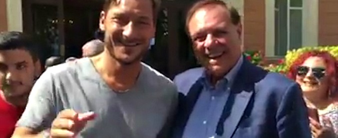 Copertina di Clemente Mastella, “l’irresistibile”: dopo quello con Lenny Kravitz, ecco il selfie con Francesco Totti