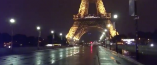 Copertina di Parigi, “uomo sospetto” sotto Tour Eiffel. La polizia fa evacuare i turisti: arrestato