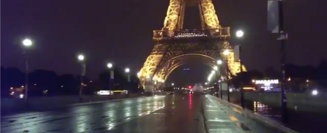 Parigi, “uomo sospetto” sotto Tour Eiffel. La polizia fa evacuare i turisti: arrestato
