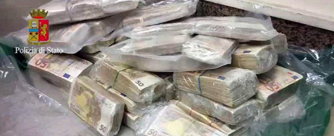 Copertina di Bari, blitz della polizia a casa del boss. Nascondeva un milione di euro nella parete di casa