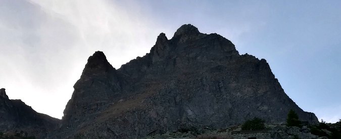 Copertina di Cuneo, una strada tra le montagne in Val Maira? No, un altro disastro annunciato