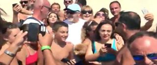 Copertina di Guarda chi spunta tra i bagnanti in Puglia… i fan se ne accorgono e partono all’assalto per un selfie