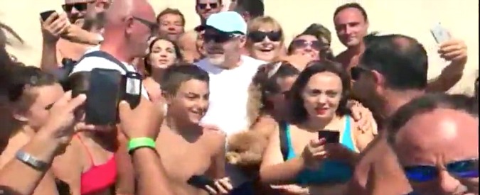 Copertina di Guarda chi spunta tra i bagnanti in Puglia… i fan se ne accorgono e partono all’assalto per un selfie