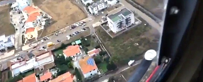 Copertina di Maltempo Livorno, con l’elicottero dei Vigili del fuoco sopra le aree devastate dal nubifragio. Le immagini dall’alto