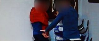 Copertina di Livorno, umiliazioni, botte e calci al ragazzo disabile: il video dei Carabinieri che incastra i due aguzzini