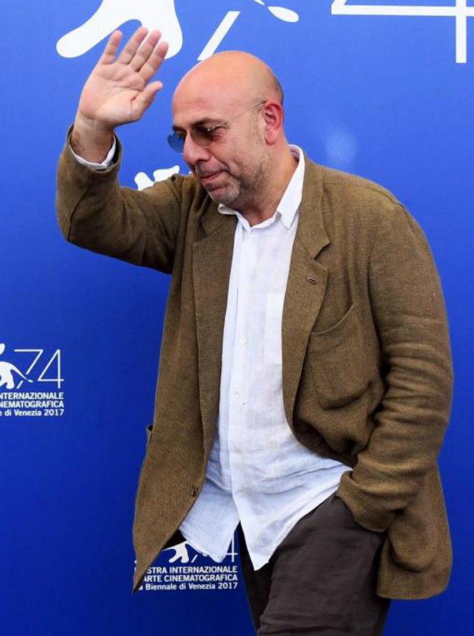 Copertina di Paolo Virzì dal festival di Venezia rilancia la causa di Giulio Regeni: “La bandiera italiana è macchiata di sangue. Lui è un nostro eroe”