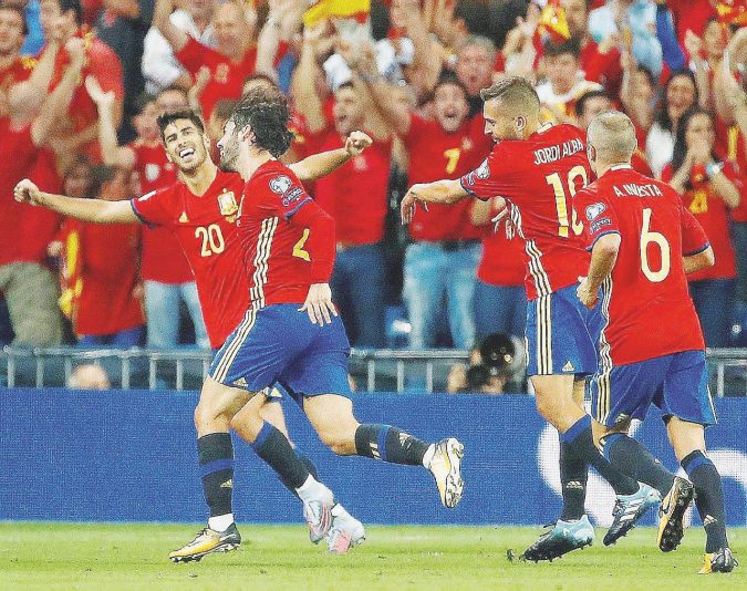 Troppo forti - Spagnoli superiori per tutta la gara. L’esultanza di Isco La Spagna umilia l’Italia. Ora i Mondiali sono a rischio