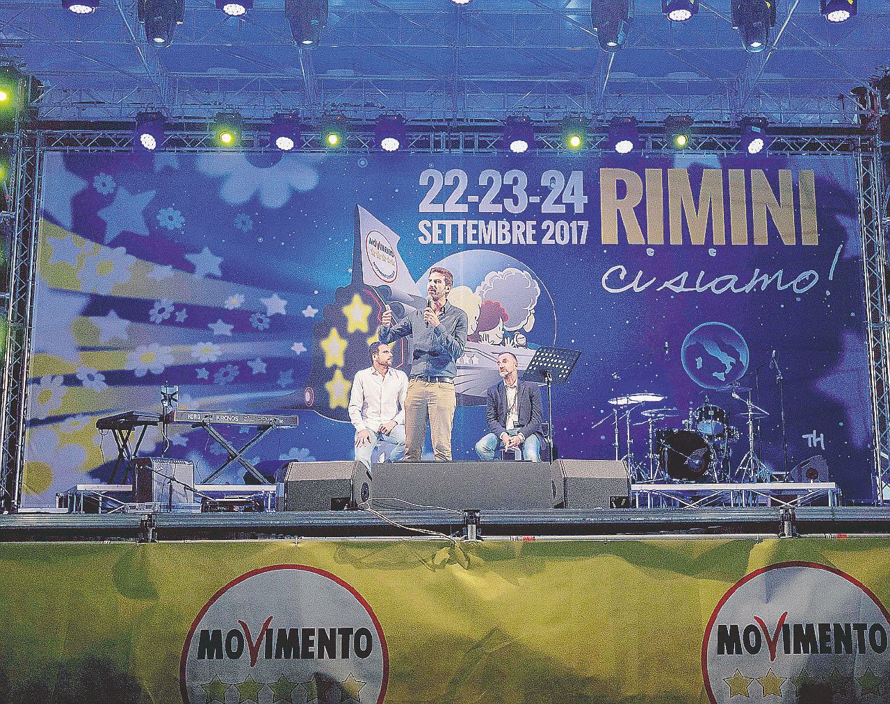 Fico giù dal palco a 5 Stelle: il Movimento è già di Di Maio Fico giù dal palco a 5 Stelle: il Movimento è già di Di Maio