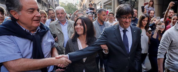 Catalogna, Madrid chiede l’incriminazione di Carles Puigdemont per ribellione. Ex presidente in Belgio ‘chiede asilo politico’