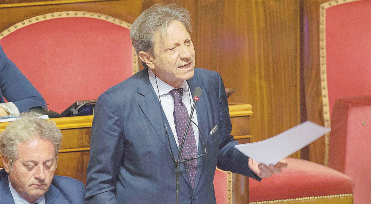 L’autore - Il senatore Ciro Falanga del gruppo verdiniano Ala, da anni impegnato per norme salva-abusi - Ansa “È una vergogna, sarà un regalo alla malavita”