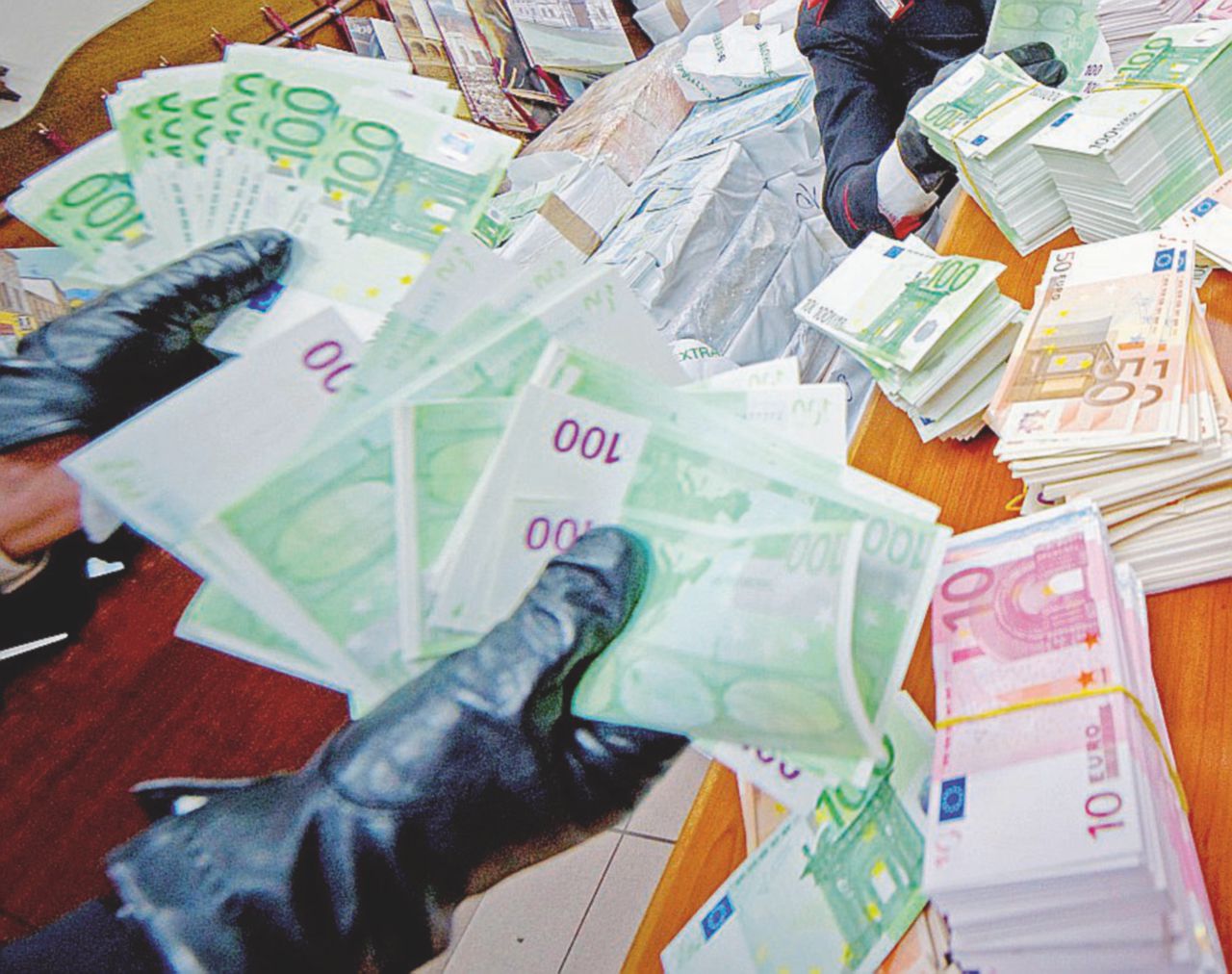 Soldi sporchi - Un sequestro di banconote false trovate dai Carabinieri - Ansa I critici esagerano: si sequestrerà solo per i “reati associativi”