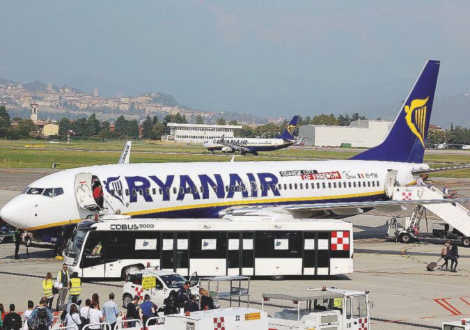 Nell’hangar - Ryanair ha lasciato a terra 25 aerei da novembre - LaPresse Low cost, la fuga dei piloti dalla tassazione irlandese