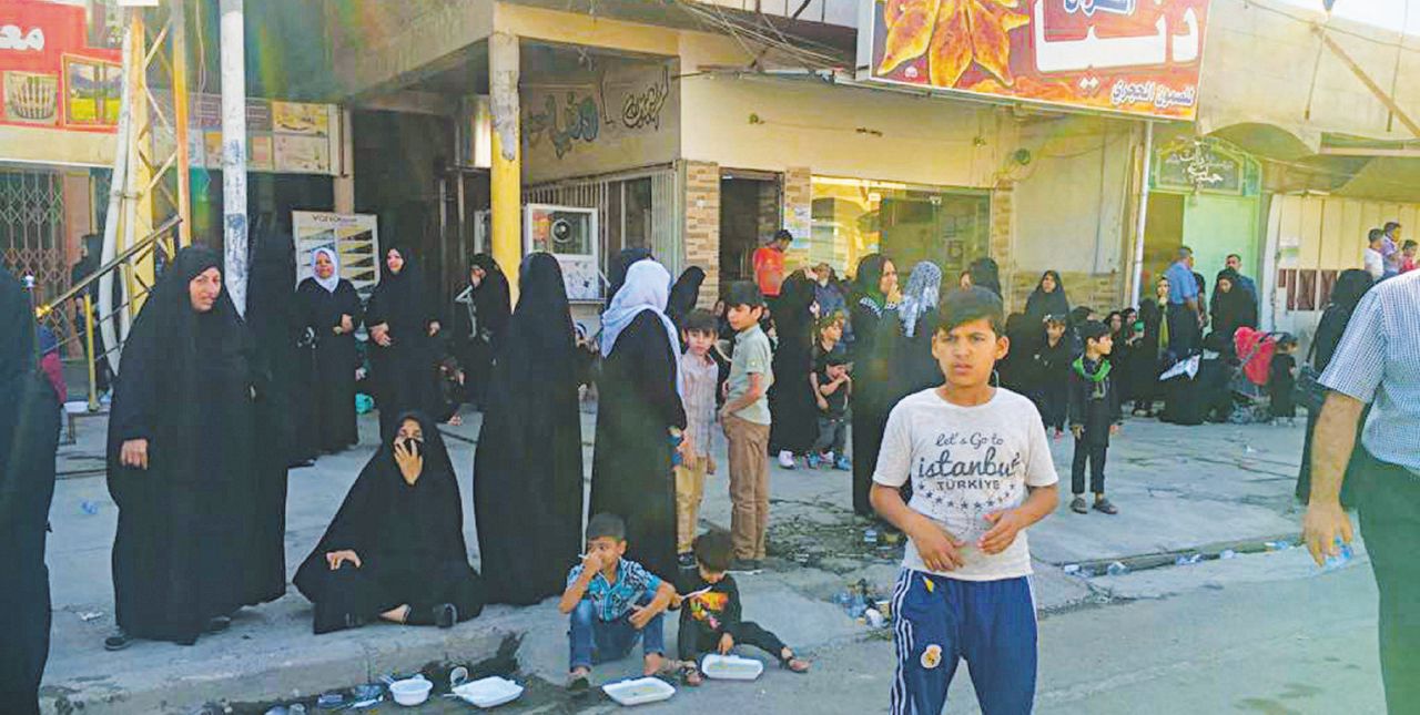 Bambini e chador - I bambini fanno i grandi a Kirkuk. Dietro, le donne velate - Foto di R. Zunini Il ponte di Kirkuk e la farsa del referendum in Kurdistan