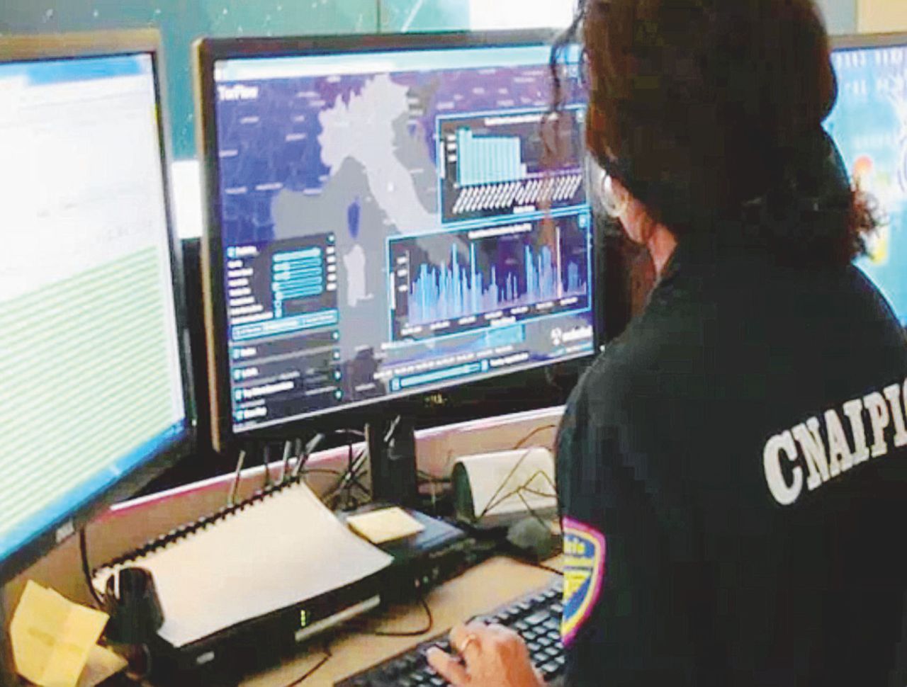 Un’eternità - I dati telefonici e del traffico Internet degli italiani potrebbero finire in un archivio per sei anni - Ansa Lo Stato ci spierà: telefoni e web controllati per 6 anni