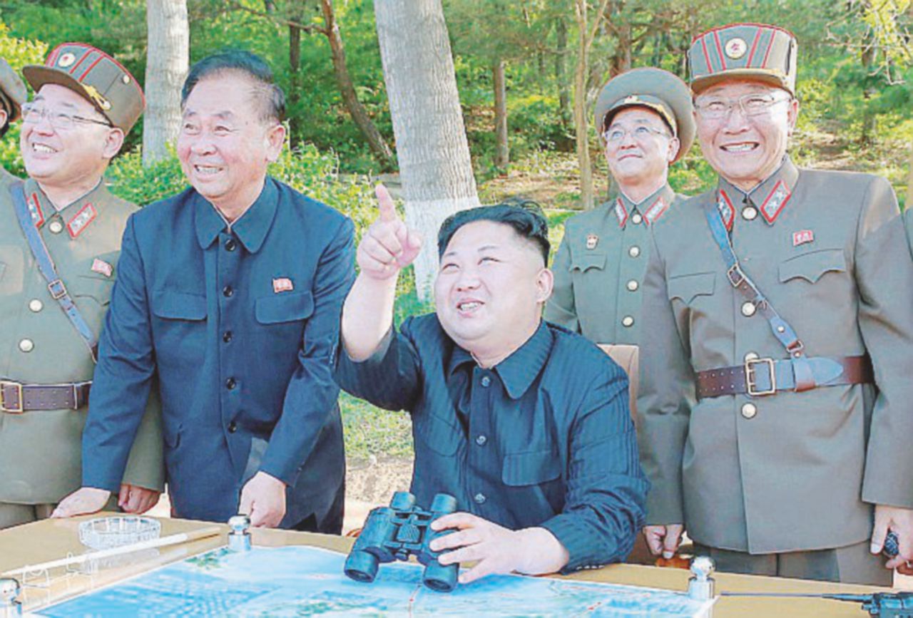 Il dito e il missile - Kim segue un test balistico - Ansa Strategia? No, malattia. La follia atomica del megalomane Kim