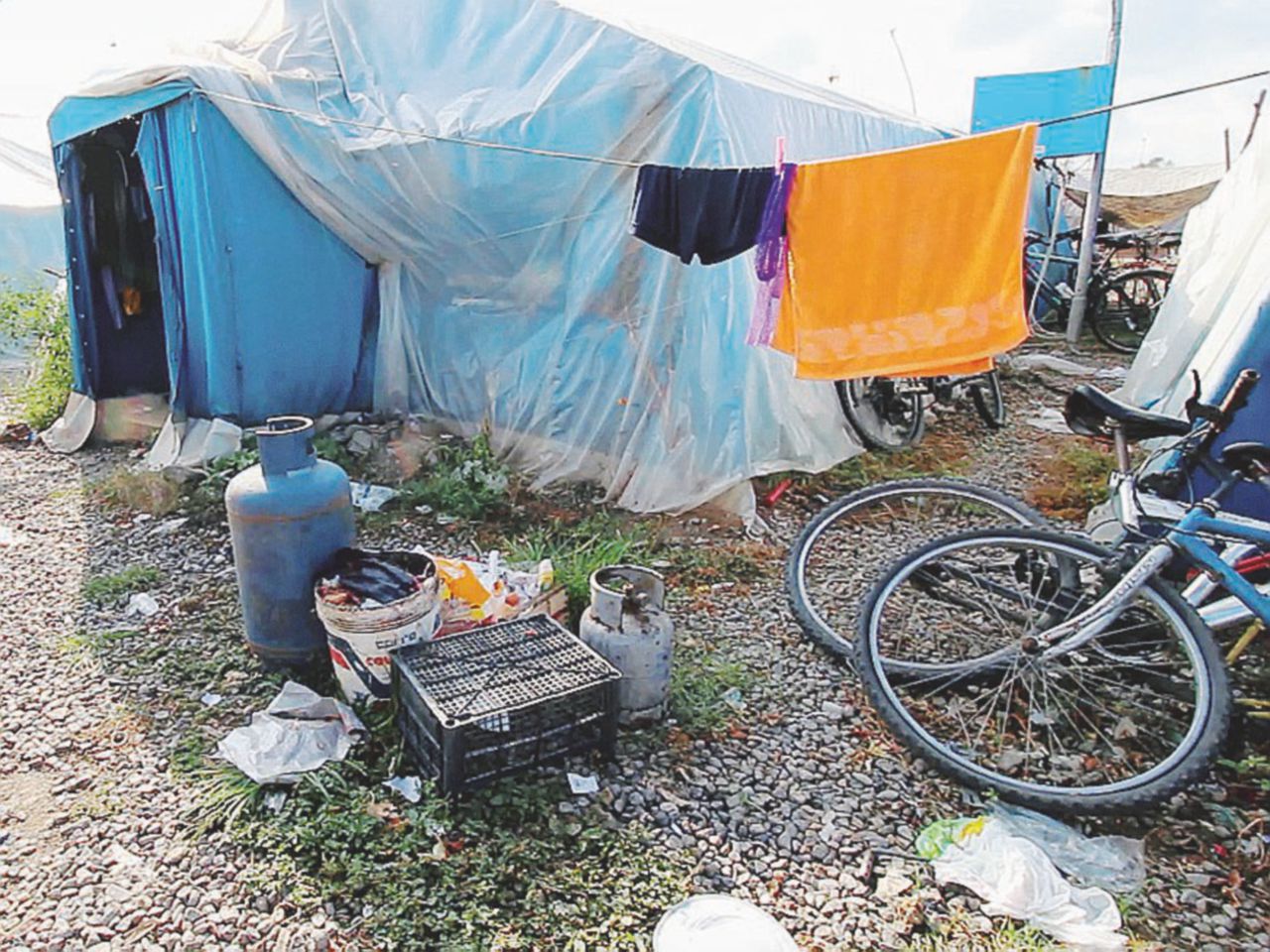 Nell’inferno dei migranti: “Restiamo per le arance”