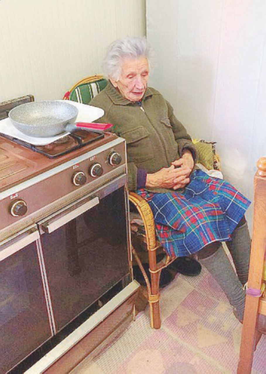 Copertina di E ora tutti difendono la 96enne “sfrattata”