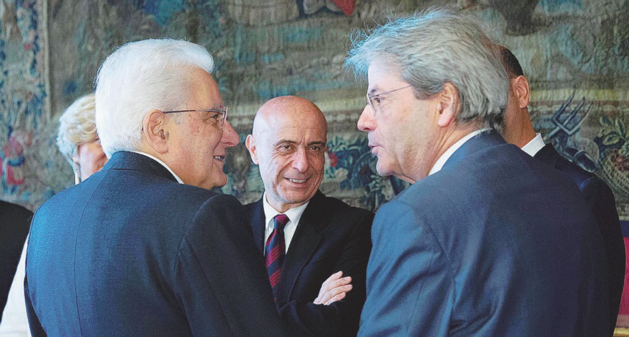 Copertina di Gentiloni ci rimette la faccia per fare il bis a capo dell’inciucione di Matteo & Silvio
