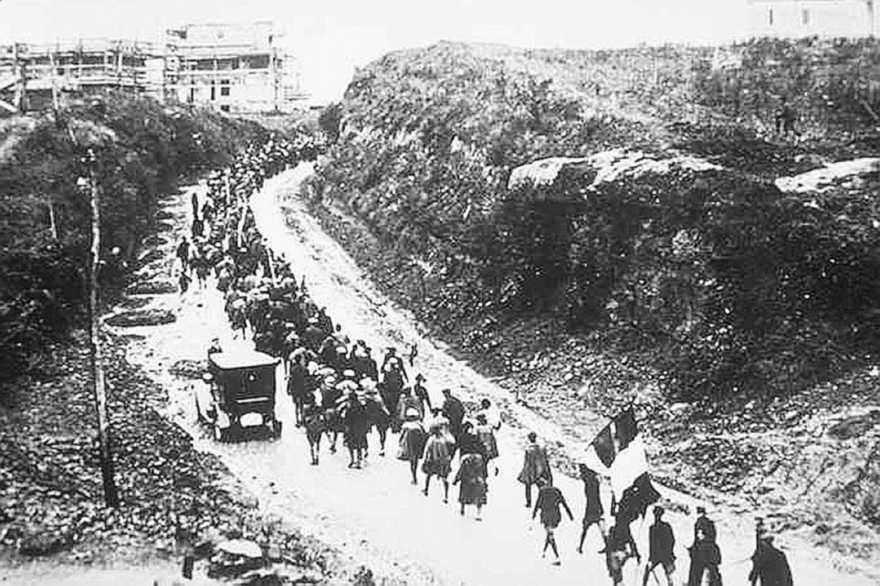 Copertina di Fiore e la marcetta su Roma Minniti: “Non si può fare”