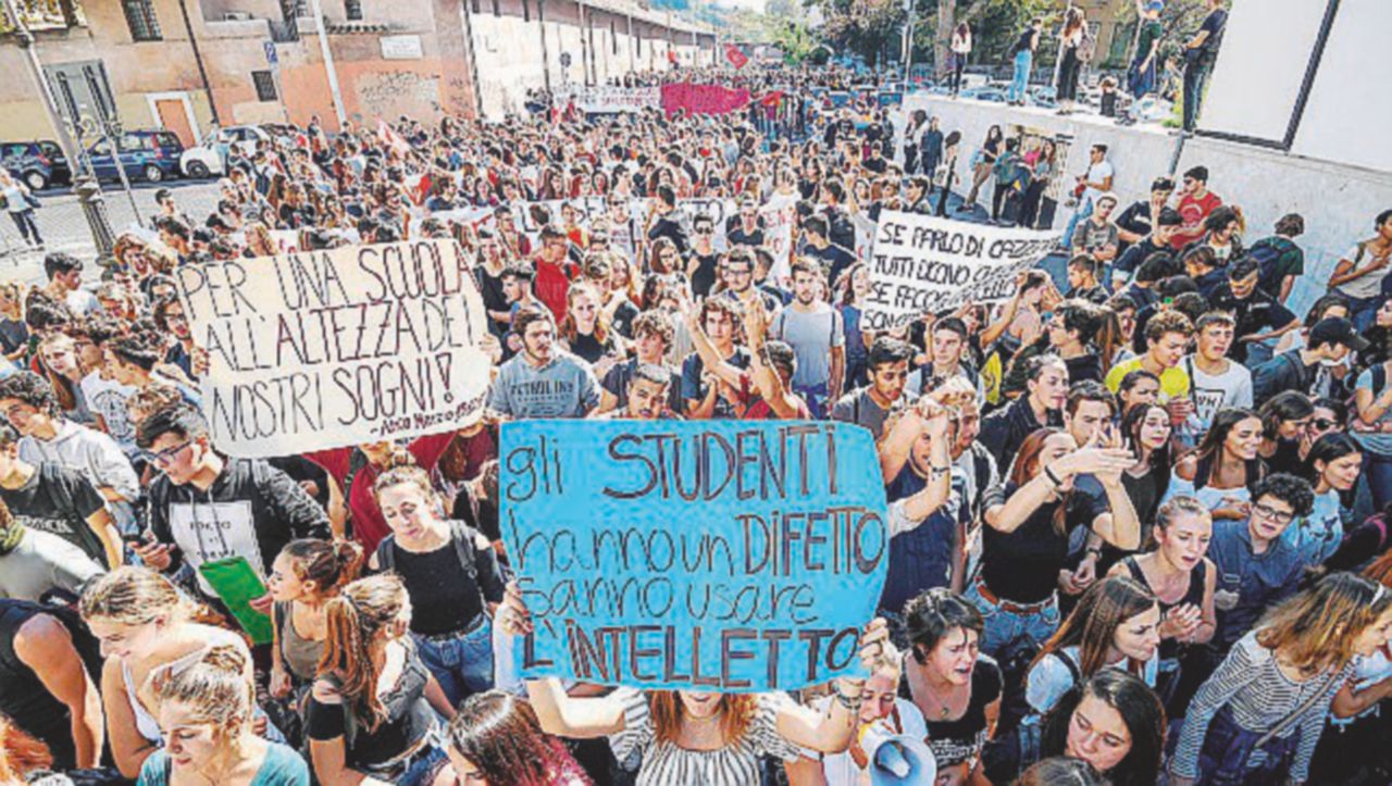 Scuola, protesta in tuta blu: “Noi manodopera gratuita”