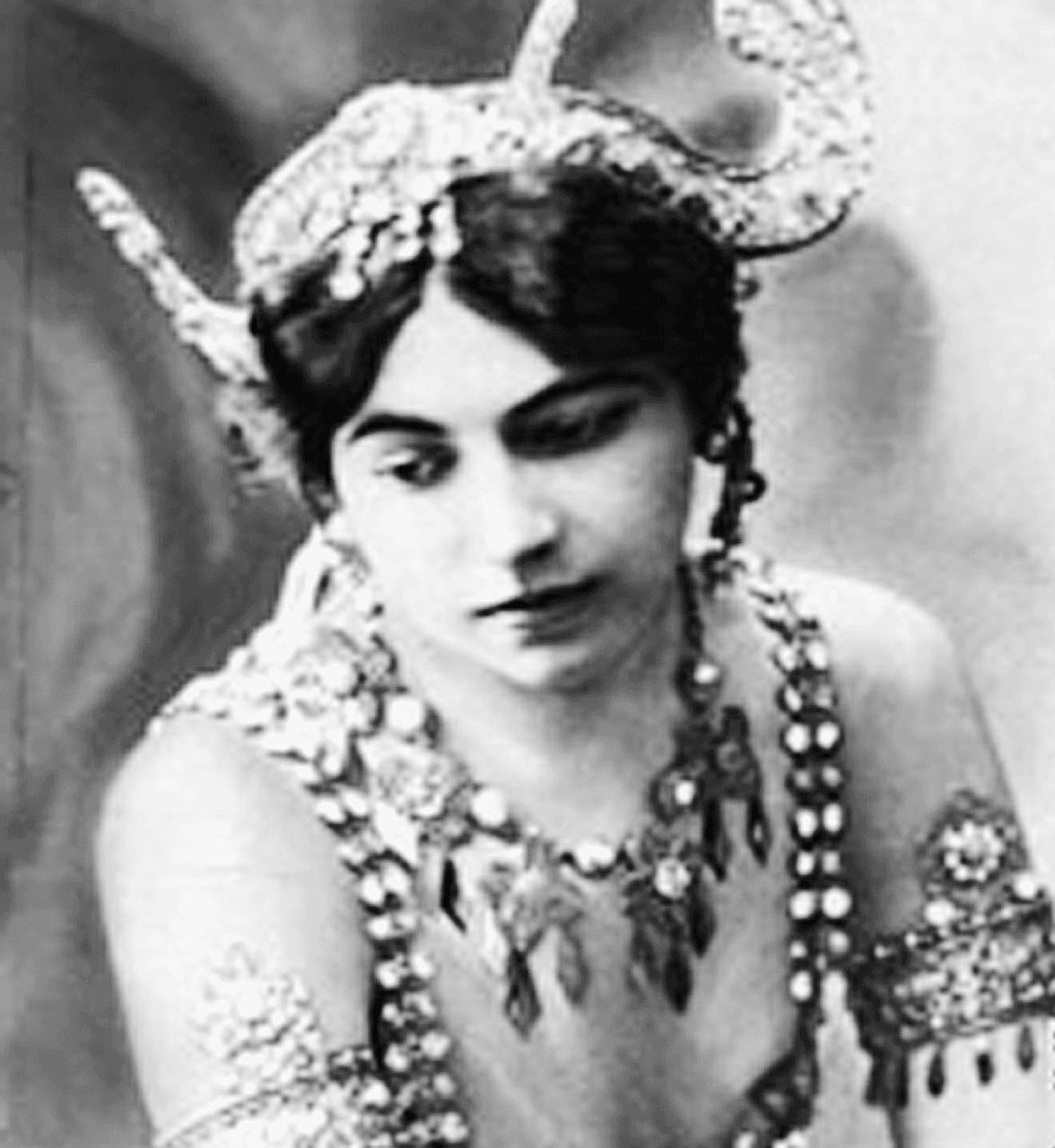 Copertina di Mata Hari: cento anni fa all’alba fucilarono anche la Belle Époque