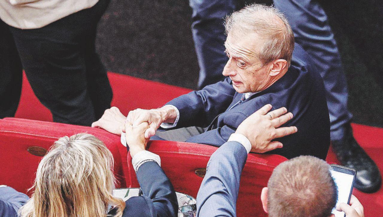 Copertina di “Cinquantamila sfumature di Fassino”. Un capolavoro per lettori masochisti