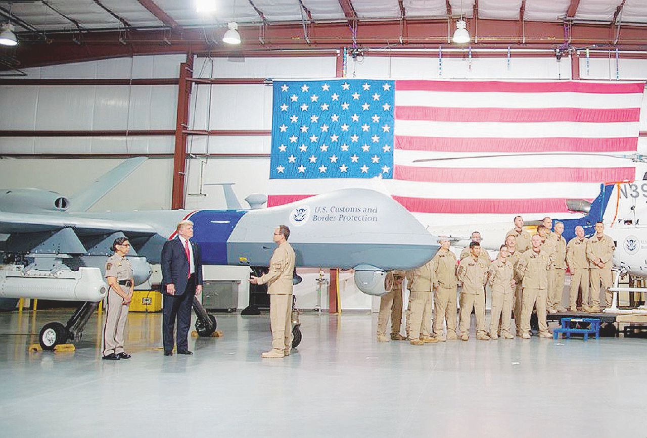 Copertina di Trump solo contro il mondo: la guerra per il drone di spade