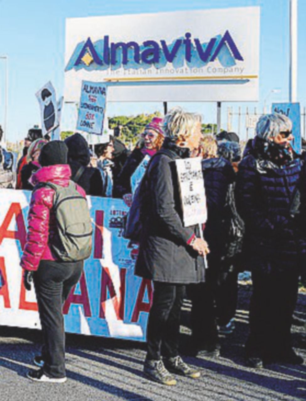 Call center, Almaviva ferma i trasferimenti forzati in Calabria