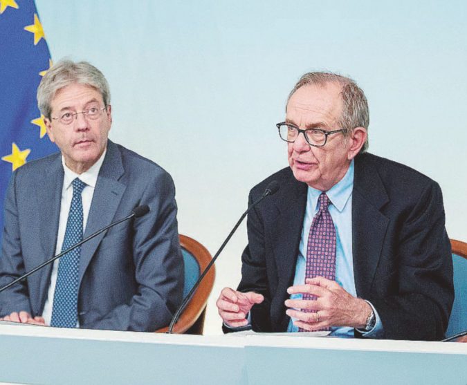 Austeri - Il premier Paolo Gentiloni e il ministro dell’Economia Pier Carlo Padoan - LaPresse La manovra “snella”: un po’ di austerità e soldi alle imprese. Niente sulla sanità