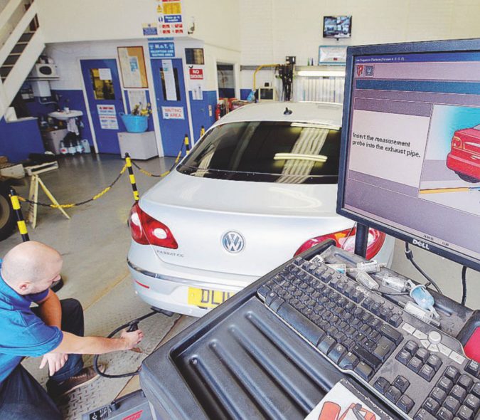 Analisi - Un controllo a un’auto Volkswagen - LaPresse Le regole europee contro il “dieselgate” sono nate col buco
