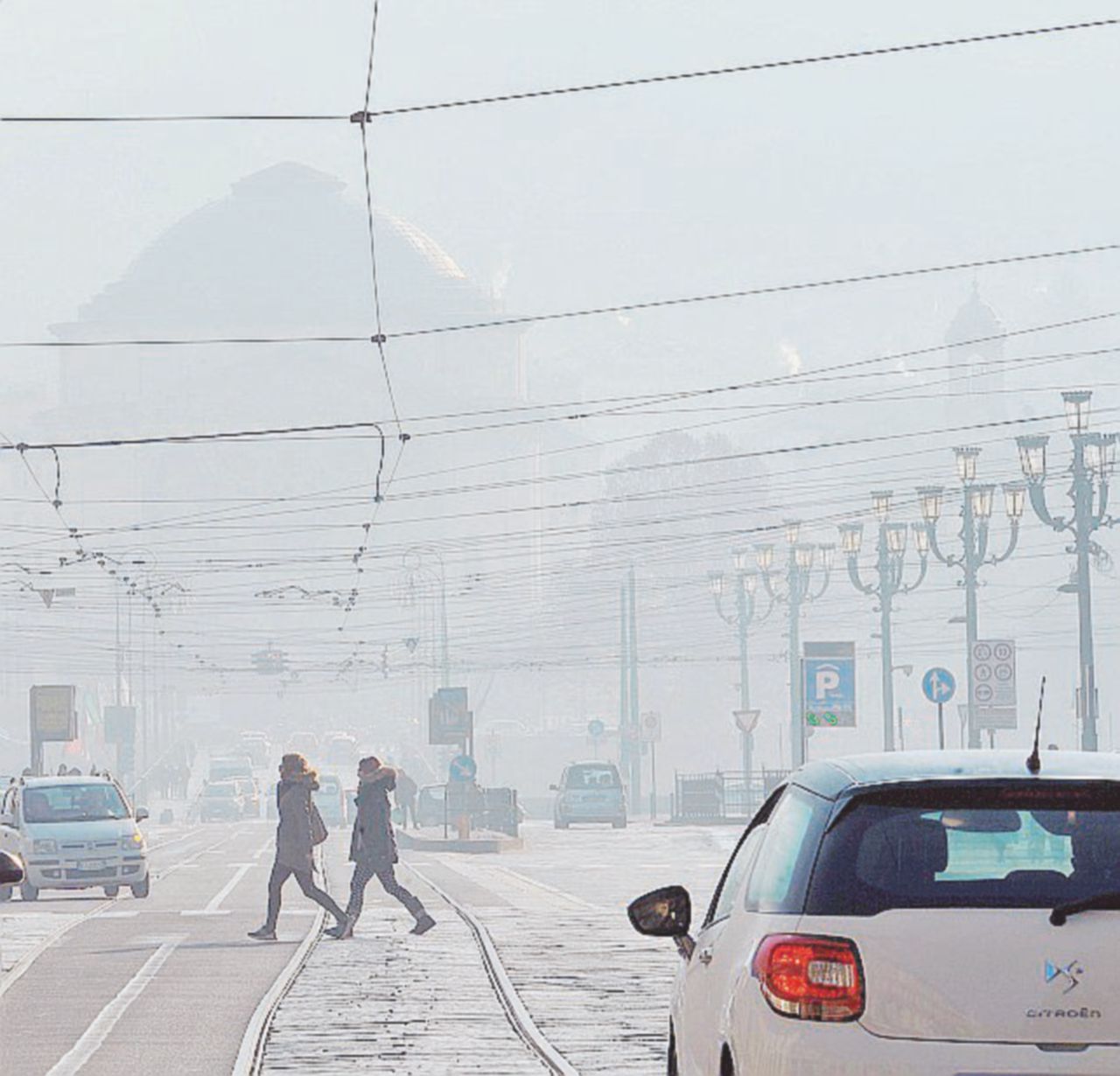 Copertina di “Finestre chiuse e uscire poco”. Torino in trincea contro lo smog