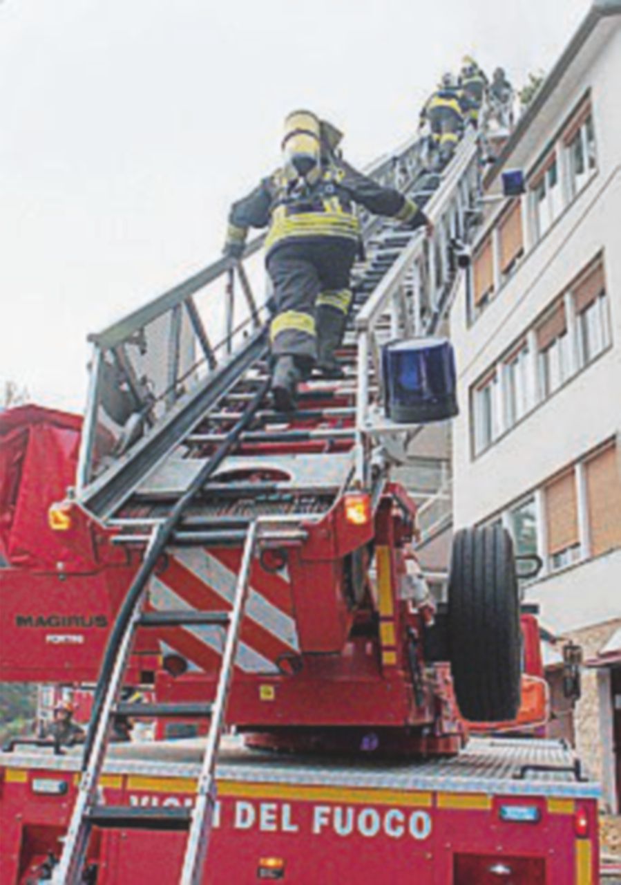 Padre disoccupato dà fuoco alla casa: muoiono anche i figli