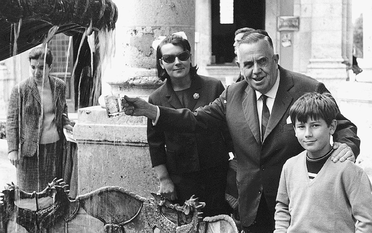 Copertina di Gli amici, le seppie a tavola e un tacchino al guinzaglio