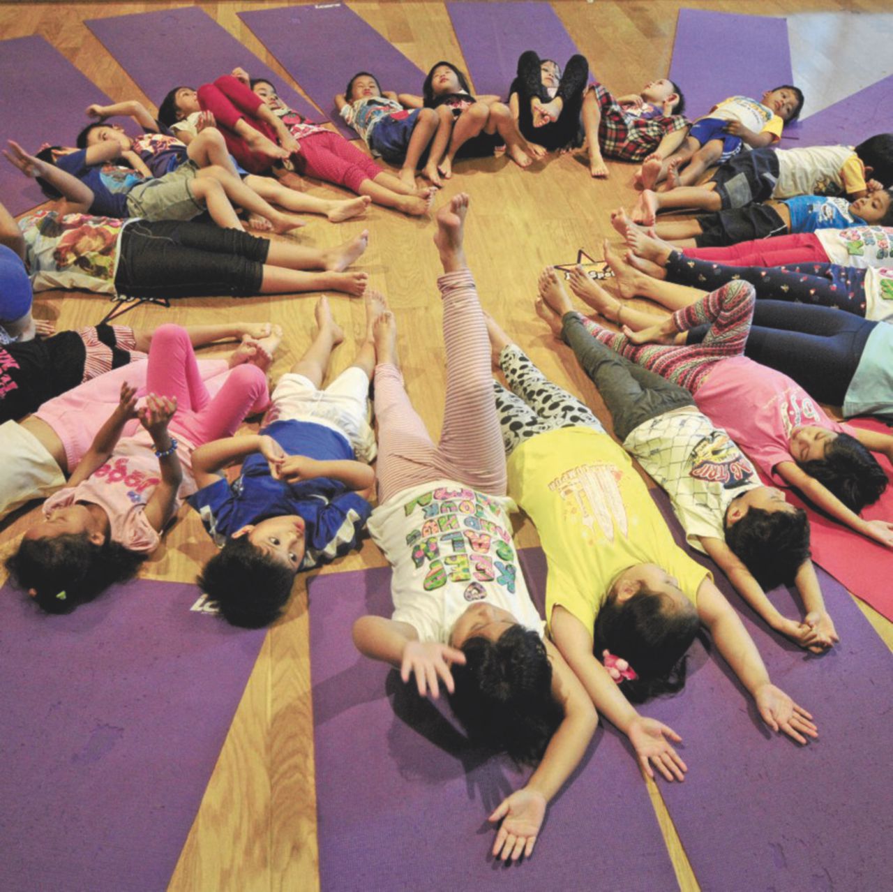 Copertina di Stressiamo i figli come se fossero adulti e poi li mandiamo a yoga